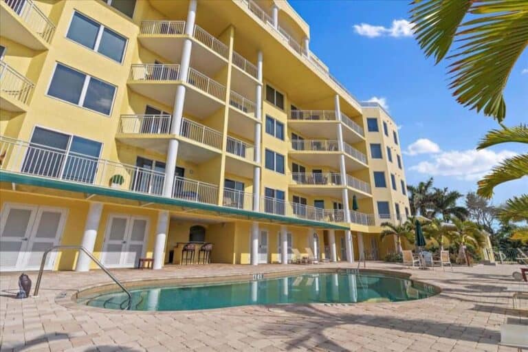 Somerset Cay Condos in Siesta Key, FL. - Biulding and Pool