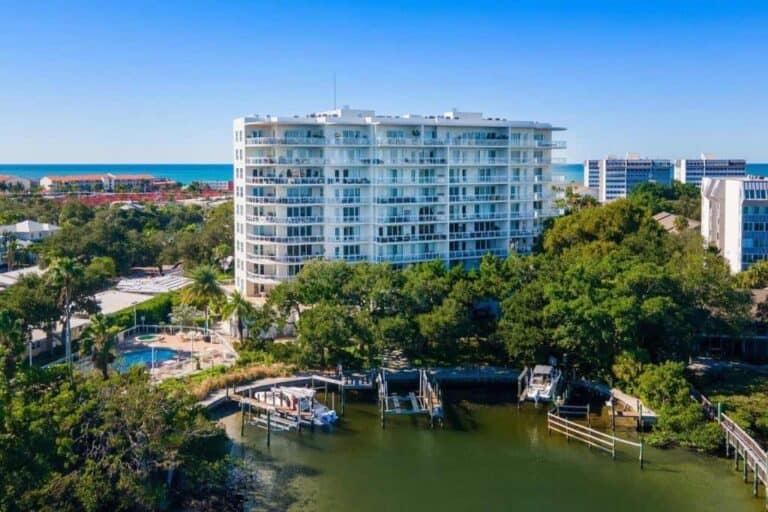 Summer Cove Condos in Siesta Key, FL. - Building