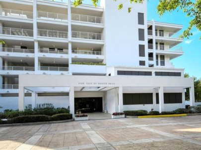 Sunset Beach Condos in Longboat Key, FL. - Building