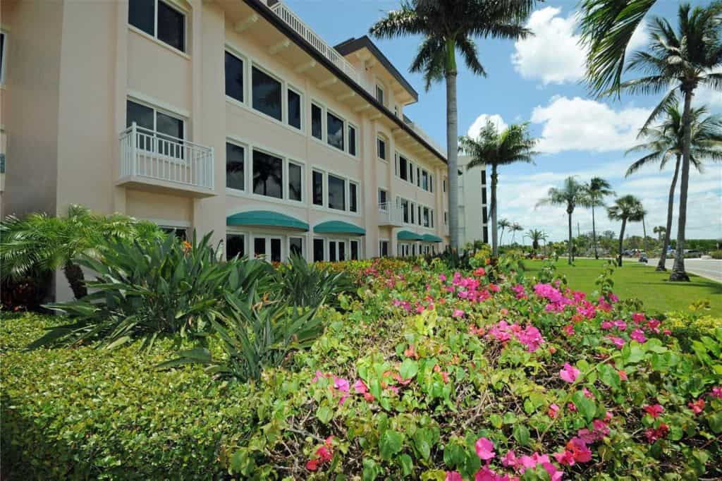 Sunset Royale Condos in Siesta Key, FL. - Building