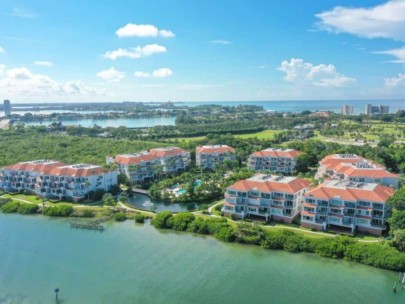 Tangerine Bay Club in Longboat Key, FL. - Bay Front