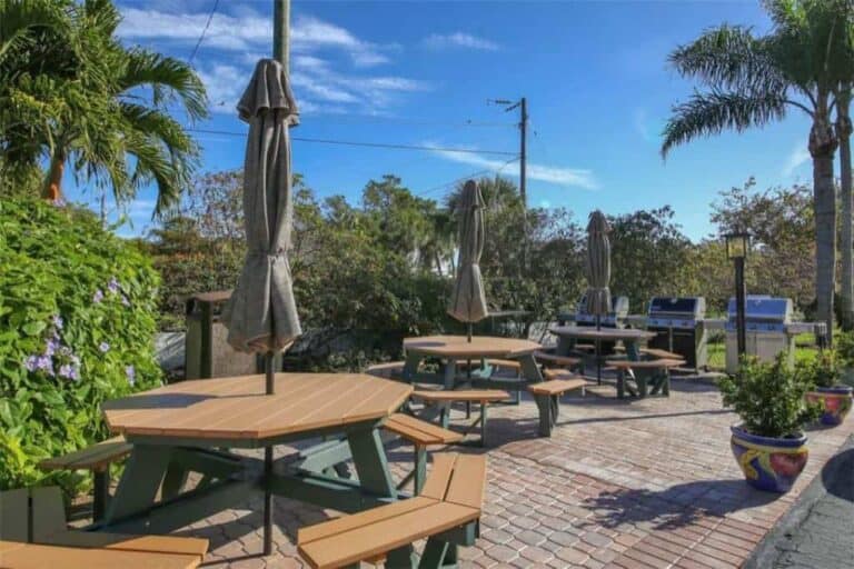 Tivoli By The Sea Condos in Siesta Key, FL. - Picnic Tables