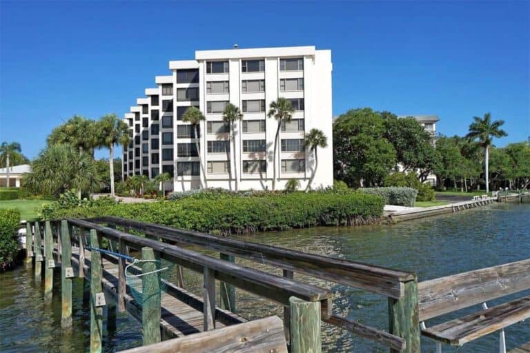 Turtle Bay Condos in Siesta Key, FL. - Building