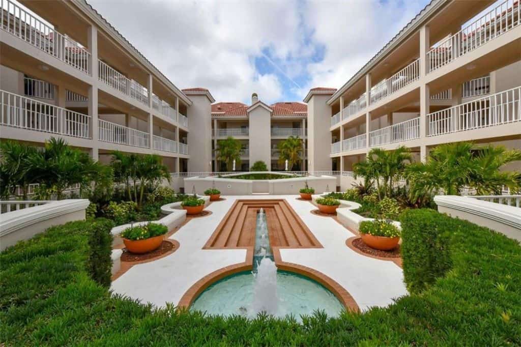 Villa Mirada Condos in Palmer Ranch Sarasota, FL. - Building Courtyard