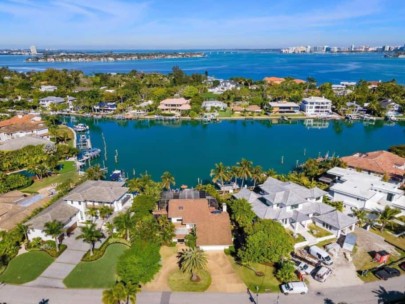 Bay Island Shores Homes in Siesta Key, FL. - Aerial