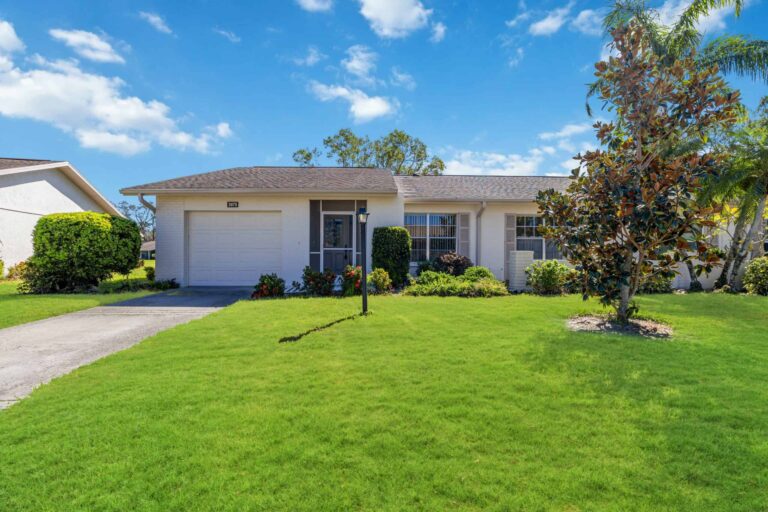 Streetview of 3975 Oakhurst Boulevard in Sarasota Florida.