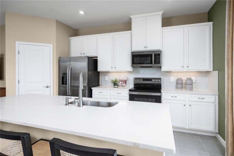 amber-creek-townhomes-lakewood-ranch-fl-5 Modern kitchen at Amber Creek Townhomes in Lakewood Ranch, Florida.