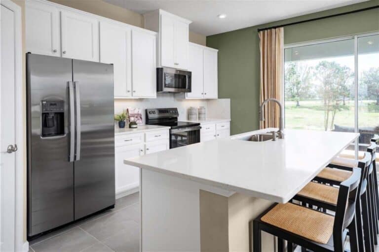amber-creek-townhomes-lakewood-ranch-fl-6 Modern kitchen at Amber Creek Townhomes in Lakewood Ranch, Florida.
